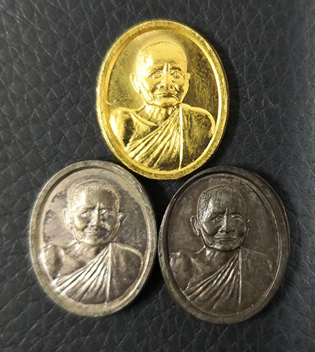 เหรียญหลวงปู่แหวน สุจิณโณ ชุดกรรมการพิมพ์เล็ก วัดดอยแม่ปั๋ง พระราชทานเพลิงศพปีพ.ศ.2530 พร้อมกล่อง