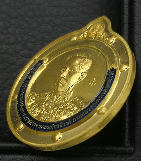 เหรียญกรมหลวงชุมพร รุ่นเปิดพระตำหนักฐานทัพเรือสัตหีบ เนื้อทองคำ 18.6g. ปี2558 พร้อมกล่อง ราคาต่ำจอง 2