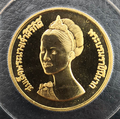 เหรียญที่ระลึก 50 พรรษาราชินี ทองคำธรรมด 15 กรัม ปี2525 สภาพสวยเดิมๆ เหรียญราชินีรุ่นนี้หายากที่สุด