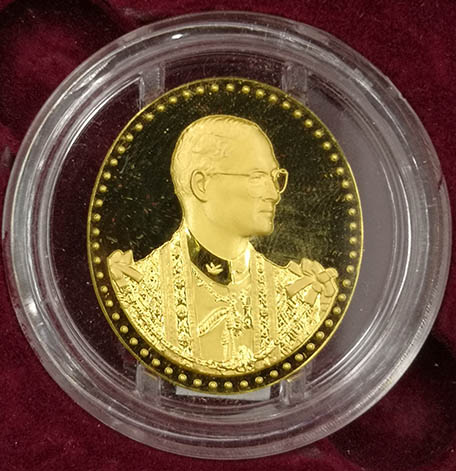 เหรียญที่ระลึก ร.9 75พรรษา ภปร. ร.พ.ศิริราช เนื้อทองคำขัดเงา 99.99 พิมพ์ใหญ่ 18 กรัม สวยพร้อมกล่อง 3