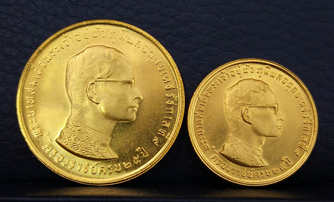 เหรียญที่ระลึกครองราชย์ 25 ปี ผลิตปี 2514 ทองคำใหญ่+เล็ก เหรียญนิยม สภาพสวยมากๆ