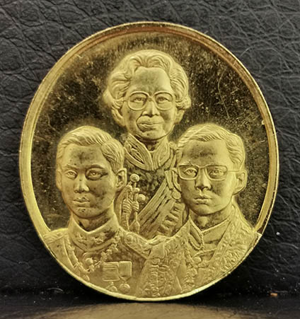 เหรียญที่ระลึก 3 พระองค์ 89 พรรษาสมเด็จย่า ปี2532 เนื้อทองคำ พิมพ์เล็ก 7.6กรัม สภาพสวยมากพร้อมกล่อง