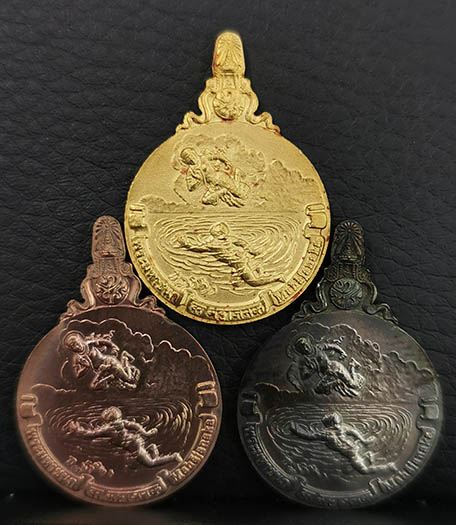 เหรียญพระมหาชนกชุดทองคำเล็ก (ทองคำ นาค เงิน) ปี2542 นิยม สภาพเดิมๆพร้อมกล่อง น่าเก็บมากครับ 1