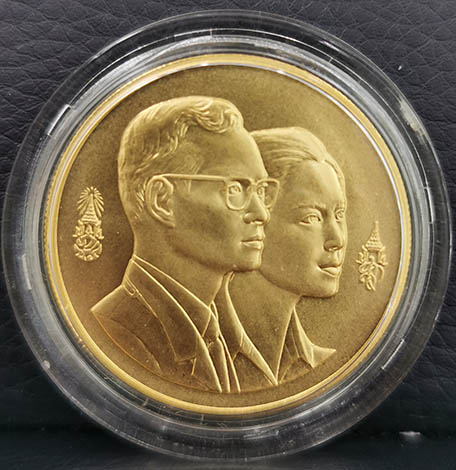 เหรียญที่ระลึกสวนหลวง ร.9 ในหลวงฯ พระราชินีฯ เนื้อทองคำ หนัก 2 บาท ปี 2535 พร้อมกล่อง สวยหายากมาก