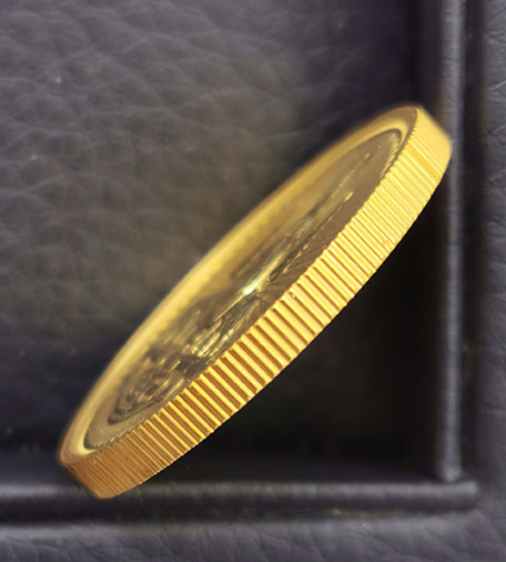 เหรียญตราสัญลักษณ์พระราชพิธีกาญจนาภิเษก  2 ด้าน เนื้อทองคำ หนักหนึ่งบาท ปี2539 สภาพสวยและหายากมาก 2