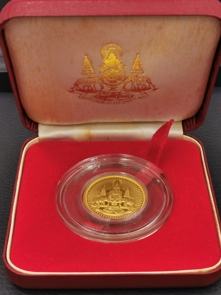 เหรียญตราสัญลักษณ์พระราชพิธีกาญจนาภิเษก  2 ด้าน เนื้อทองคำ หนักหนึ่งบาท ปี2539 สภาพสวยและหายากมาก 3