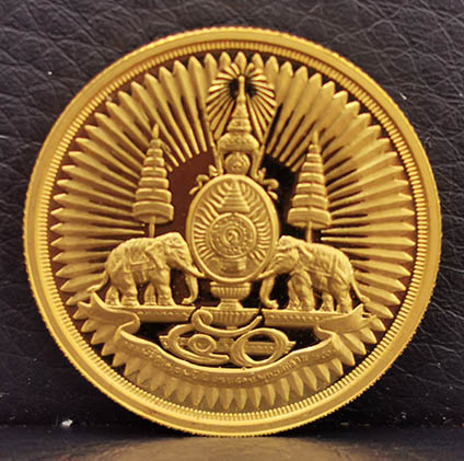 เหรียญตราสัญลักษณ์พระราชพิธีกาญจนาภิเษก  2 ด้าน เนื้อทองคำ หนักหนึ่งบาท ปี2539 สภาพสวยและหายากมาก