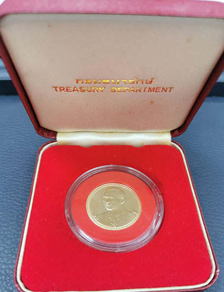 เหรียญกษาปณ์ที่ระลึก ร.9 75 พรรษา ปี 2545 เนื้อทองคำธรรมดา สภาพสวยเดิมๆ หายากครับ 4