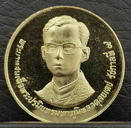 เหรียญที่ระลึก 60 พรรษาในหลวง ปี 2530 ทองคำ เหรียญกลาง สภาพสวยพร้อมกล่องเดิมๆ หายากครับ 0