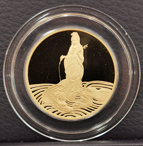เหรียญกลมพระโพธิสัตว์กวนอิม รุ่น 80พรรษาสมเด็จญาณ ปี2536 เนื้อทองคำขัดเงา สภาพสวยมาก พิธีใหญ่