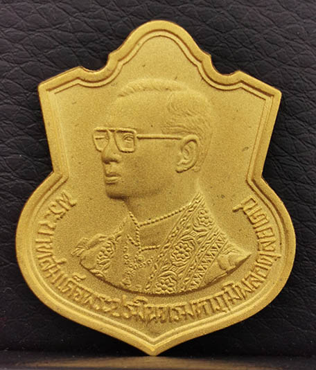 เหรียญเสมาที่ระลึก 72 พรรษา ปี 2542 ทองคำพ่นทราย กระทรวงมหาดไทย สภาพสวย พิธีใหญ่ ไม่ได้ผ่านการใช้งาน