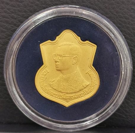 เหรียญเสมาที่ระลึก 72 พรรษา ปี 2542 ทองคำพ่นทราย กระทรวงมหาดไทย สภาพสวย พิธีใหญ่ ไม่ได้ผ่านการใช้งาน 2