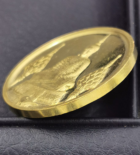 เหรียญพระแก้วมรกต ทรงเครื่องฤดูหนาว รุ่นราชศรัทธา 200 ปีกรุงเทพฯ ปี2525 สุดสวย พิธีใหญ่ เนือทองคำ 2