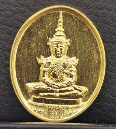 เหรียญพระแก้วมรกต ภปร เนื้อทองคำ รุ่นแรก ครบชุด ฉลองกรุงรัตนโกสินทร์200ปี สภาพสวย พิธีใหญ่ หายากสุดๆ 4
