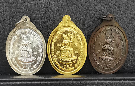 เหรียญหลวงปู่ทวด หลังพระสยามเทวาธิราช แบงค์ชาติ ชุดทองคำ เงิน ทองแดง ปี2537 พิธีใหญ่ พร้อมกล่องเดิมๆ 1