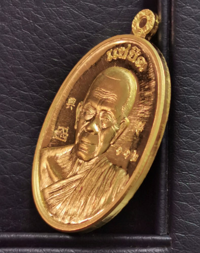 เหรียญหลวงพ่อคูณ รุ่นแซยิด พิมพ์ห่มเฉียง ปี2557 เนื้อทองคำ 22.64 กรัม พร้อมกล่อง 2