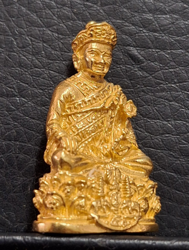พระกริ่งหลวงปู่ไต้ฮงกง เนื้อทองคำ รุ่นกาญจนาภิเษก ตราสัญลักษณ์ครองราชย์ 50 ปี มูลนิธิปอเต็กตึ้ง 3