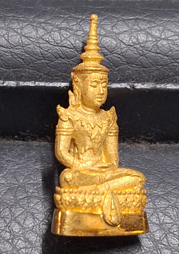 รูปหล่อพระแก้วมรกต สธ. ฤดูร้อน มูลนิธิวิทยาลัยเขตสิรินธร พ.ศ. ๒๕๓๘ เนื้อทองคำบริสุทธิ์ พิมพ์ใหญ่ 3