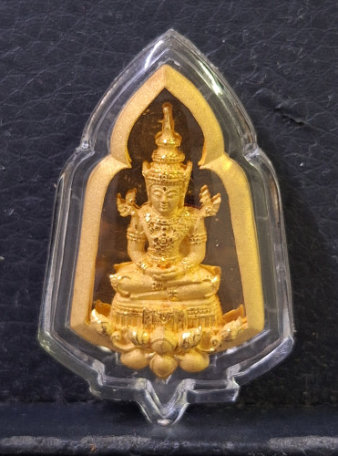 เหรียญพระแก้วมรกต ภปร. ทรงซุ้ม เนื้อทองคำ 12.8 กรัม ปี2547 ร.พ.ภูมิพล สภาพสวยเดิมๆ หายากมากครับ