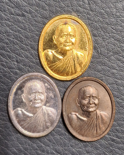 เหรียญหลวงปู่แหวน สุจิณโณ ชุดกรรมการพิมพ์เล็ก วัดดอยแม่ปั๋ง รุ่นพระราชทานเพลิงศพ ปี30 พร้อมกล่องเดิม