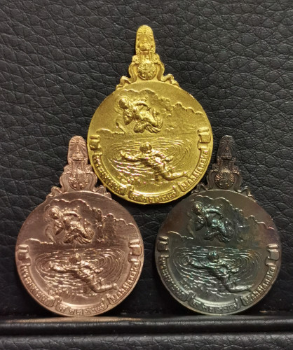 เหรียญพระมหาชนกชุดทองคำเล็ก (ทองคำ นาค เงิน)  สภาพสวยพร้อมหนังสือและกล่องเดิมๆ 1