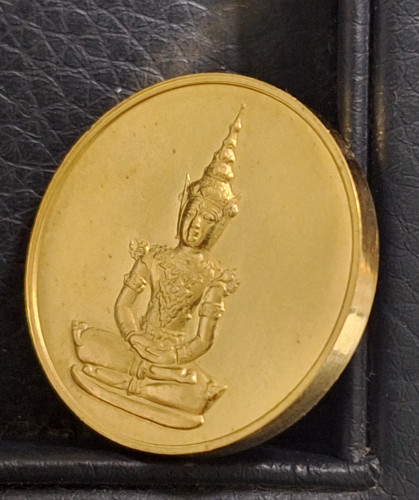 เหรียญพระแก้วมรกต รุ่นบูรณะฉัตร ปี 2531 เนื้อทองคำ พิมพ์ใหญ่ 15.15 กรัม พิธีใหญ่ สภาพสวยมากๆ 2