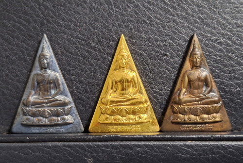 เหรียญพระพุทธนวราชบพิตร พระพิมพ์จิตรลดา ปี2539 พิมพ์ใหญ่ ชุดทองคำ เงิน นวะ สภาพเดิมๆพร้อมกล่อง