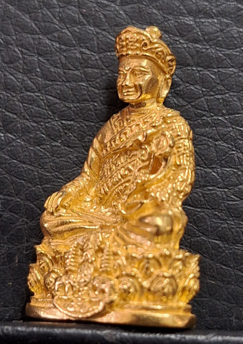 พระกริ่งหลวงปู่ไต้ฮงกง เนื้อทองคำ รุ่นกาญจนาภิเษก ตราสัญลักษณ์ครองราชย์ 50 ปี มูลนิธิปอเต็กตึ้ง 1