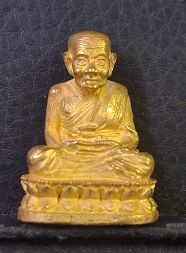 รูปหล่อหลวงปู่ทวด รุ่นสร้างเจดีย์ ปี33 พิมพ์กลาง เนื้อทองคำ หนัก 33.16 กรัม สภาพสวย หายากและนิยมมาก