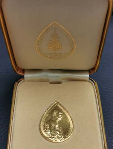 เหรียญสมเด็จพระญาณสังวรพระสังฆราช พิมพ์หยดน้ำ ทองคำพิมพ์ใหญ่ ปี2533 เหรียญนิยมพร้อมกล่อง 4