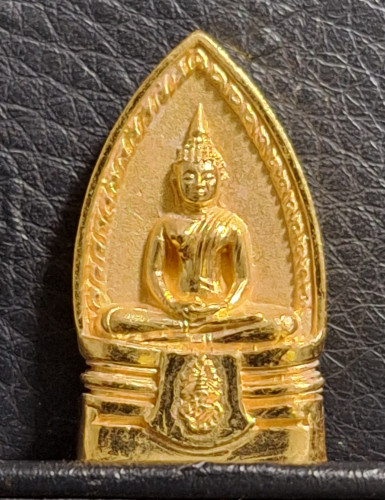 พระพุทธโสธร สามเหลี่ยมย้อนยุค ตรา ภปร.กาญจนาภิเษก รุ่นสร้างพระอุโบสถ ปี 40 เนื้อทองคำบริสุทธิ์ สภาพส