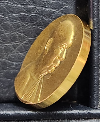 เหรียญพระรูปเหมือน สมเด็จพระญาณสังวร สมเด็จพระสังฆราช ที่ระลึกฉลองพระชันษา 99 ปี ชุดทองคำ พร้อมกล่อง 4
