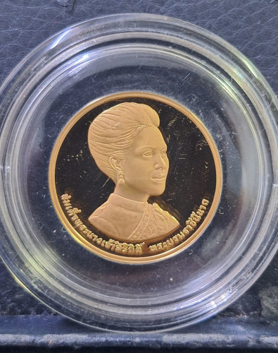 เหรียญพระพันปีหลวง ทองคำขัดเงา สร้างศูนย์การแพทย์สิริกิติ์ โรงพยาบาลรามา ปี34 พร้อมกล่องผ้าไหมและเซอ