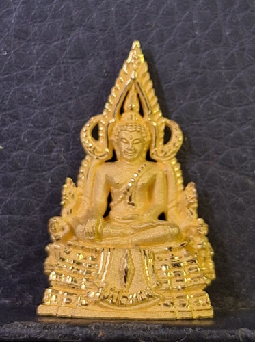 รูปหล่อพระพุทธชินราช รุ่นปิดทอง 2547 เนื้อทองคำ น้ำหนัก 16.5 กรัม พิธีใหญ่ พร้อมกล่อง 