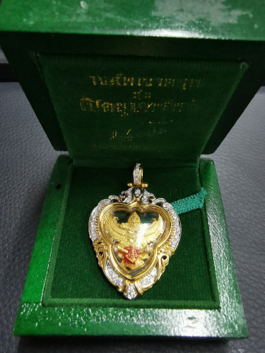 องค์พญาครุฑ อ.วราห์ วัดโพธิทอง รุ่นเปิดขุมทรัพย์ เนื้อทองคำพร้อมกรอบทองฝังเพขรแท้ พิมพ์เล็ก พร้อมกล่ 4