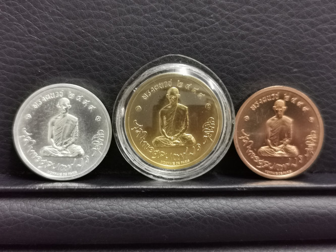 เหรียญทรงผนวช โมเน่ ปี 2551 ชุดเนื้อทองคำ น้ำหนัก 16.6 กรัม เงิน, ทองแดง สภาพสวย หายาก พิธีใหญ่ 2