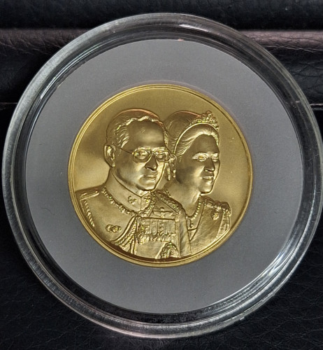 เหรียญที่ระลึก 60 ปีราชาภิเษกสมรส ปี2554 ทองคำพ่นทราย ทอง99 พร้อมกล่องไม้และใบเซอร์ สภาพสวยเดิมๆ
