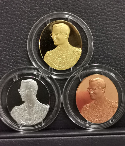 เหรียญ 72 พรรษา ปี2542 โฮโลแกรมรุ่นแรก ฮูกานินทร์ ทอง9999 20 กรัม เงิน ทองแดง สวยครบชุดพร้อมกล่อง