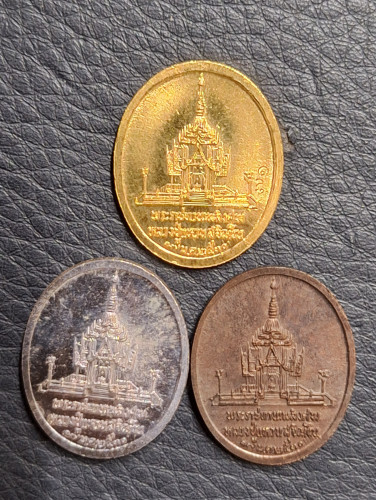 เหรียญหลวงปู่แหวน สุจิณโณ ชุดกรรมการพิมพ์เล็ก วัดดอยแม่ปั๋ง รุ่นพระราชทานเพลิงศพ ปี30 พร้อมกล่องเดิม 1