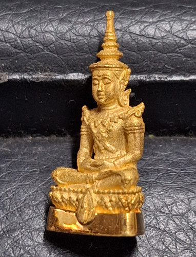 รูปหล่อพระแก้วมรกต สธ. ฤดูร้อน มูลนิธิวิทยาลัยเขตสิรินธร พ.ศ. ๒๕๓๘ เนื้อทองคำบริสุทธิ์ พิมพ์ใหญ่ 1