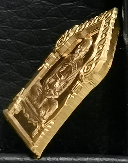 เหรียญห้าเหลี่ยมจิ๋ว หลวงปุ่ทิม วัดพระขาว จังหวัดพระนครศรีอยุธยา ปี 2550 ชุดกรรมการ เนื้อทองคำ เนื้อ 3