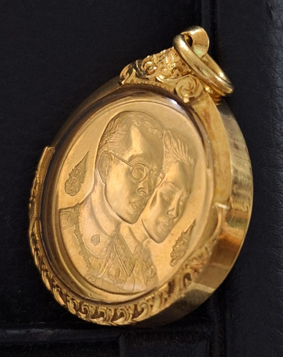 เหรียญร.9-ราชินี พระมหาธาตุเจดีย์ มหามงคล 60 พรรษา ปี35 กรอบทอง 23.07 กรัม กองทัพอากาศ พิธีใหญ่ 2