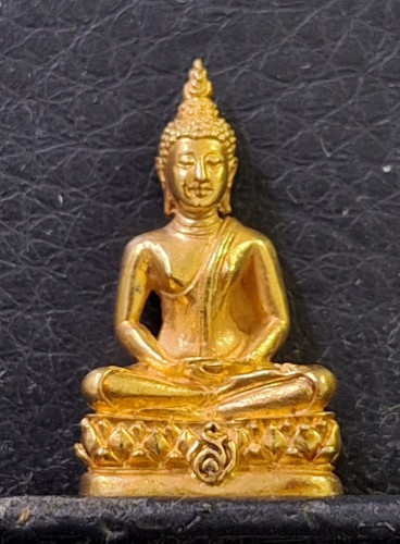 พระปางสมาธิสุโขทัย 90 พรรษา สมเด็จย่า ปี 2533 เนื้อทองคำ หนัก 7.26 กรัม สภาพสวยพร้อมกล่อง