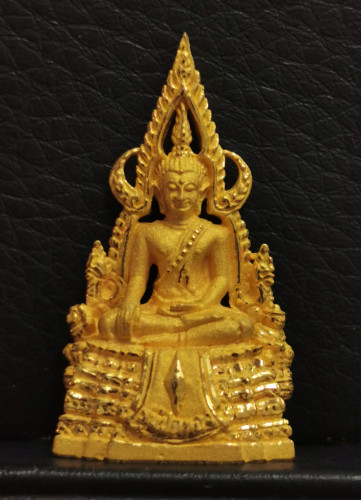 รูปหล่อพระพุทธชินราช รุ่นปิดทอง พิมพ์ใหญ่ ปี2547 เนื้อทองคำ น้ำหนัก 23.4 กรัม พิธีใหญ่ พร้อมกล่อง