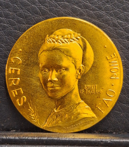 เหรียญที่ระลึกราชินี FAO รางวัล Ceres เนื้อทองคำ หนัก 13 กรัม ผลิตประเทศอิตาลี สภาพสวยเดิมๆ หายากมาก