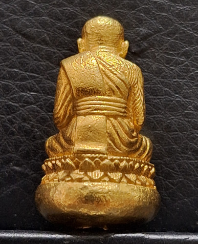 หลวงปู่ทวดโบราณเบ้าทุบมหาลาภ รุ่นกฐิน ปี40 บรรจุผงว่านปี2497วัดช้างให้ เนื้อทองคำ นิยมและหายาก 2