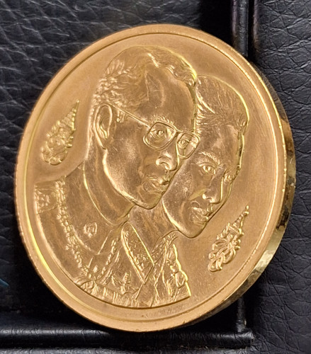 เหรียญพระมหาธาตุเจดีย์ ในหลวง-ราชินี ทองคำ 2 บาท ปี 35 ที่ระลึกมหามงคล 60 พรรษา กองทัพอากาศ พร้อมกล่ 2