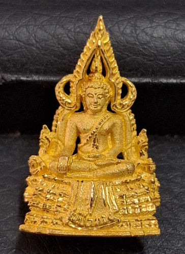 รูปหล่อพระพุทธชินราช รุ่นปิดทอง 2547 เนื้อทองคำ น้ำหนัก 16.53 กรัม พิธีใหญ่ พร้อมกล่อง เลขพระ 111