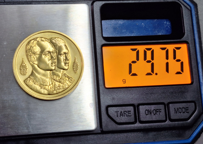 เหรียญพระมหาธาตุเจดีย์ ในหลวง-ราชินี ทองคำ 2 บาท ปี 35 ที่ระลึกมหามงคล 60 พรรษา กองทัพอากาศ พร้อมกล่ 4