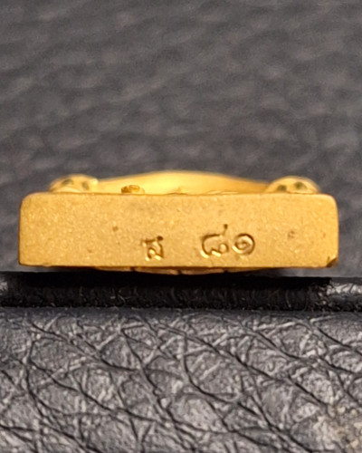 เหรียญหล่อพระไพรีพินาศซุ้มเรือนแก้ว รุ่นทูลเกล้ามหามงคล ปี 2544 เนื้อทองคำ 99.99% หนัก 7.05 กรัม 3